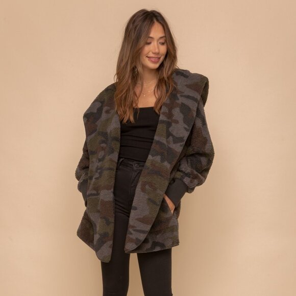 NEW Boutique Hooded Camo Teddy Jacket Cozy Sherpa Fleece Weekend Furry Soft Warm - Picture 7 of 8